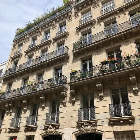 Capitale Saint Lazare Bed & Breakfast